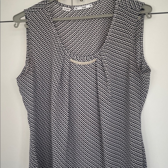 Sioni Sleeveless Black and White Patterned  Top - Chic & Versatile • Size Medium - Picture 16 of 17